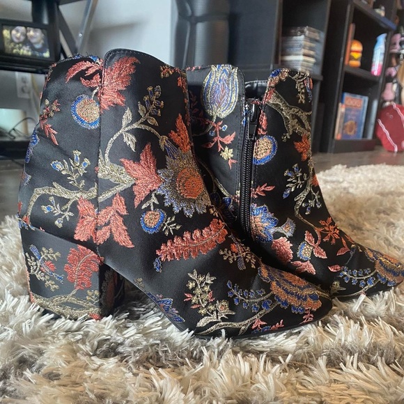 Flower Embroidered Boots - Picture 4 of 4